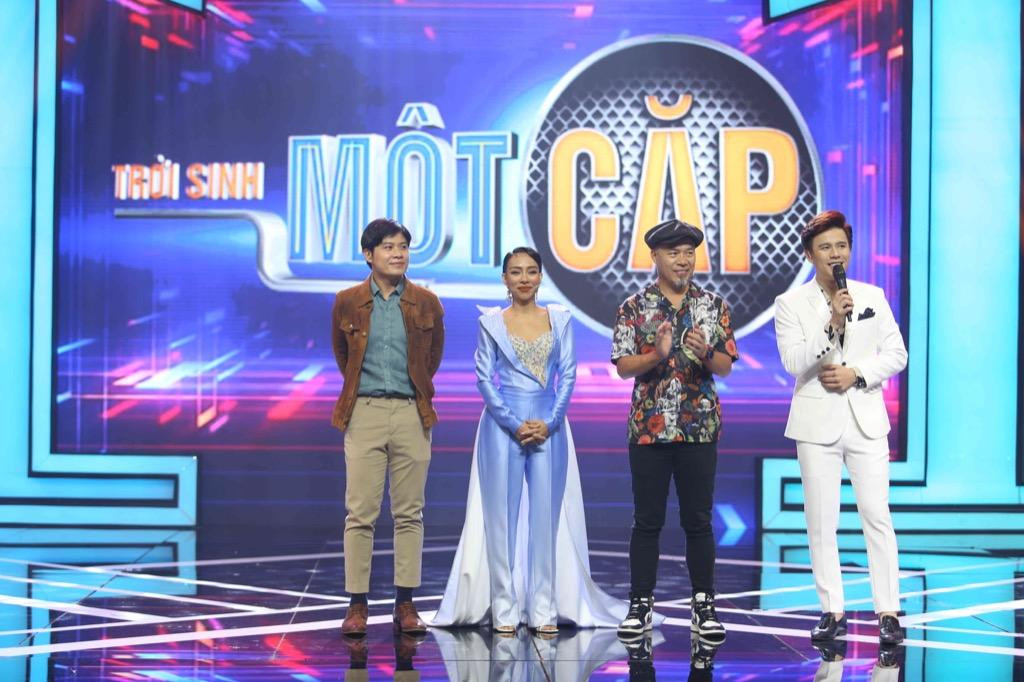 Nhạc sĩ Nguyễn Văn Chung, ca sĩ Thảo Trang, giám đốc âm nhạc Huy Tuấn và MC Anh Huy