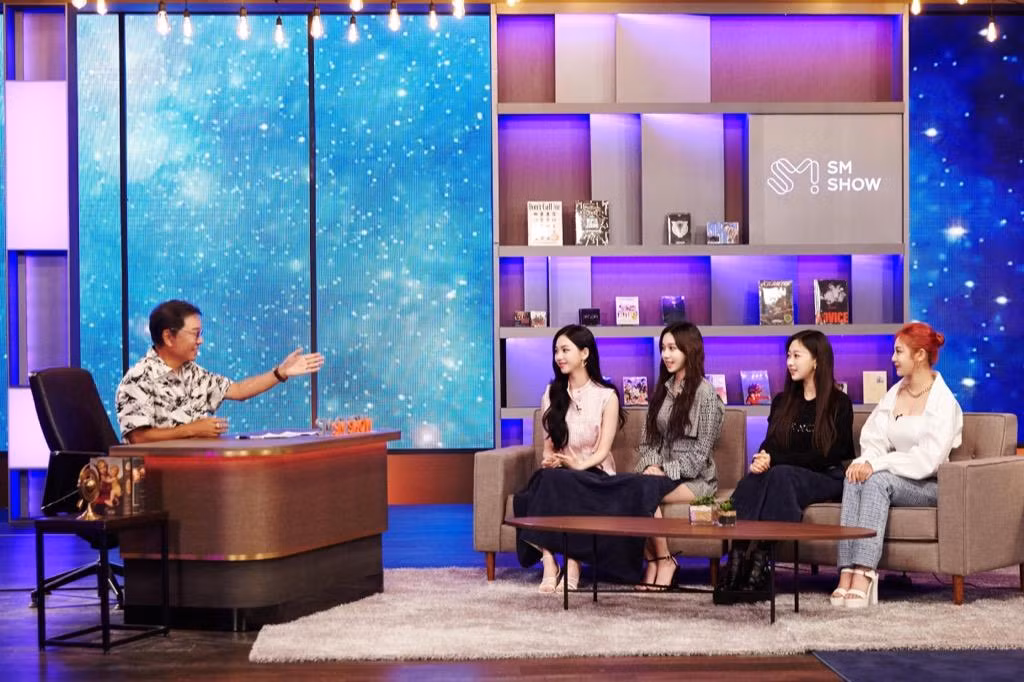 Lee Soo Man trò chuyện cùng aespa.