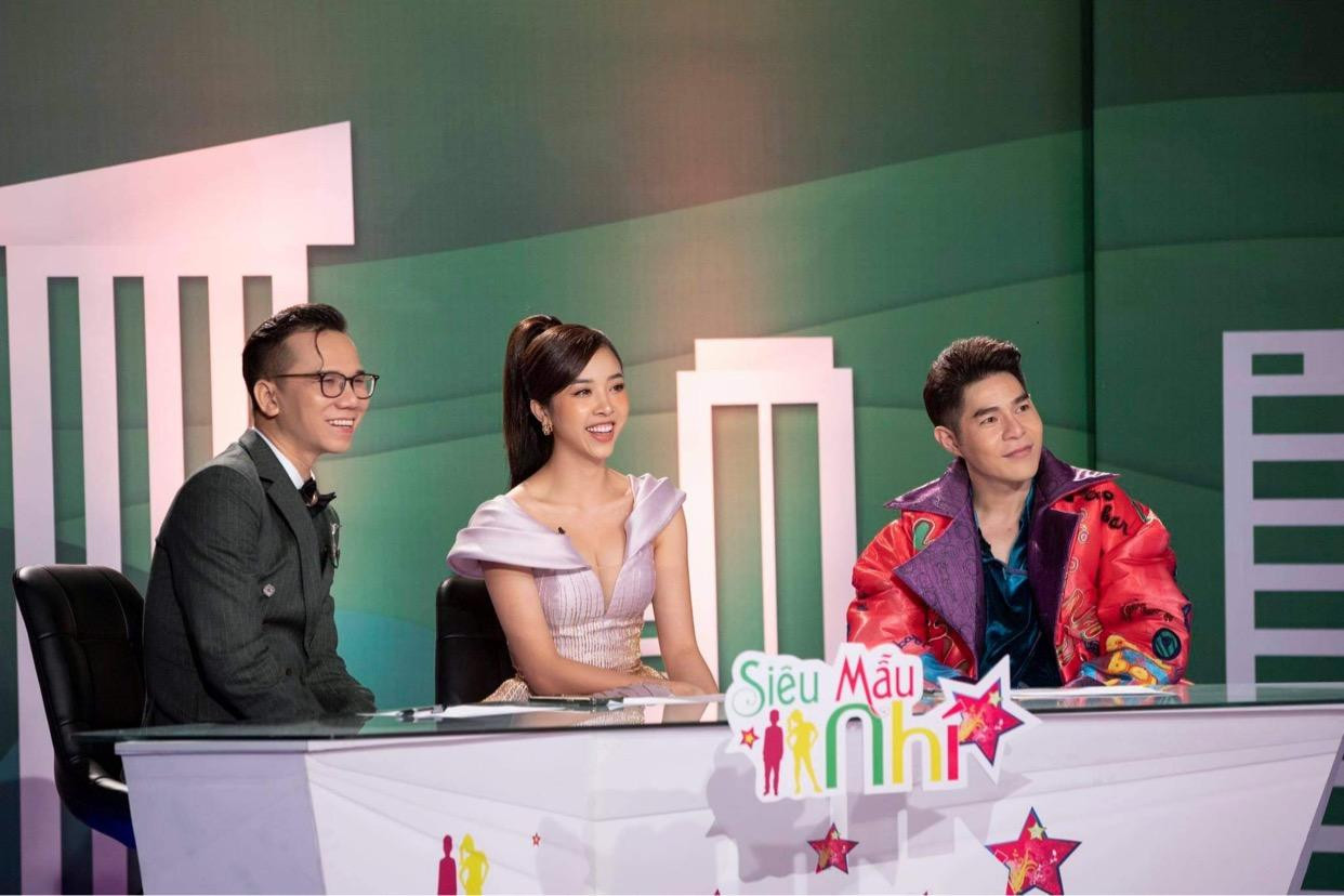 Bộ ba giám khảo: Nhiếp ảnh gia Kiếng Cận, Á hậu Thúy An và đạo diễn Nguyễn Hưng Phúc. Bộ ba giám khảo: Nhiếp ảnh gia Kiếng Cận, Á hậu Thúy An và đạo diễn Nguyễn Hưng Phúc.