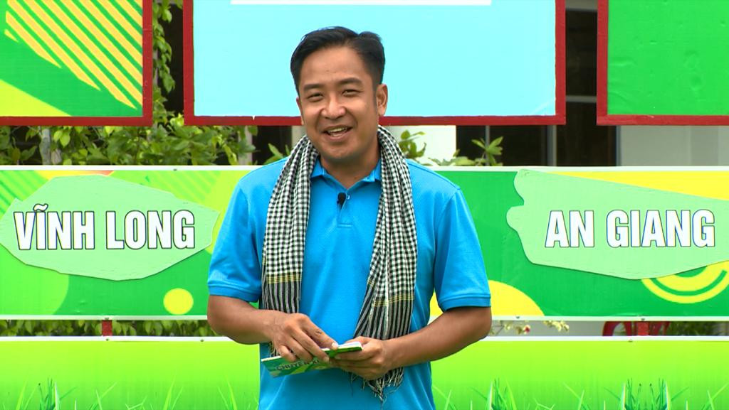 MC Đình Hiếu luôn xuất hiện với chiếc khăn rằn bình dị, thân thương