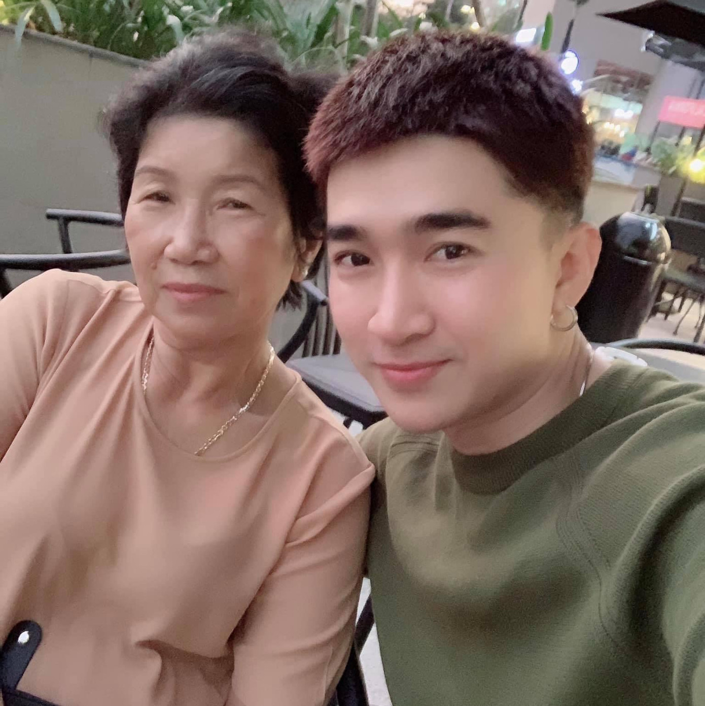 Bức ảnh Chi Dân chụp cùng mẹ.