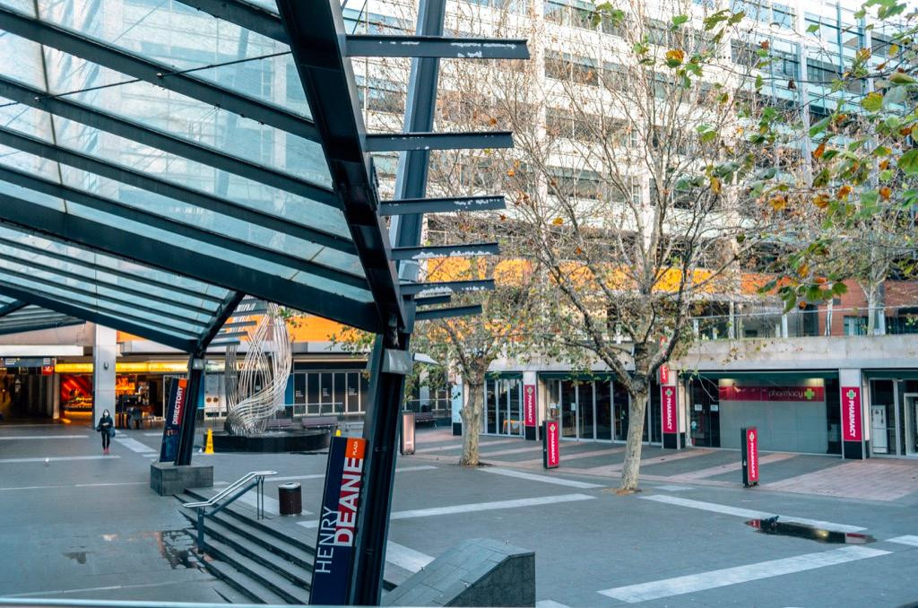 Rất nhiều cửa hàng, cơ sở kinh doanh phải tạm thời đóng cửa.