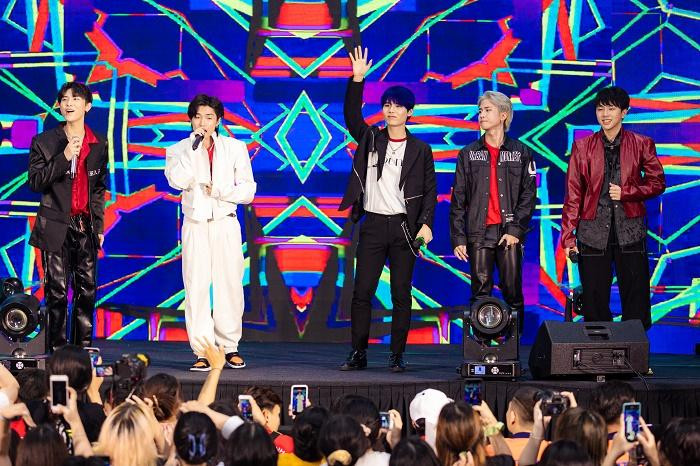 Uni5 mở màn chương trình với các bản hit của mình Uni5 mở màn chương trình với các bản hit của mình