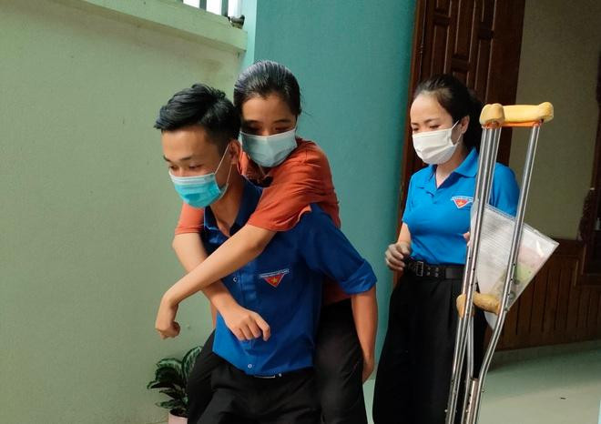 Thí sinh được đội tiếp sức mùa thi hỗ trợ cõng đến địa điểm thi - Ảnh: Dân Trí. Thí sinh được đội tiếp sức mùa thi hỗ trợ cõng đến địa điểm thi - Ảnh: Dân Trí.