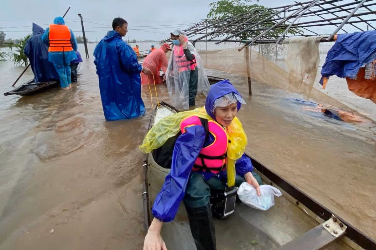 Hình ảnh cô Ngọc Hương (mẹ nữ ca sĩ Hồ Ngọc Hà) trong chuyến đi từ thiện giúp đỡ đồng bào miền Trung