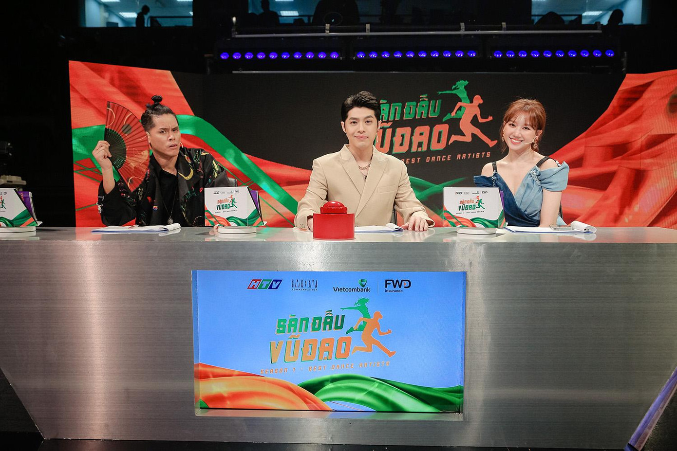 Ban giám khảo: John Huy Trần, Noo Phước Thịnh và Hari Won