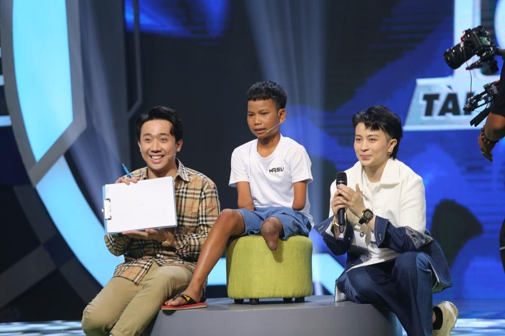 Đuet bên cạnh giám khảo Trấn Thành và Host Gil Lê Đuet bên cạnh giám khảo Trấn Thành và Host Gil Lê