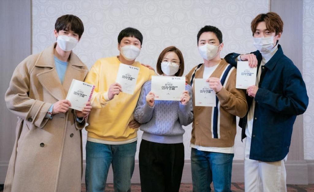 Hình của 5 diễn viên chính trong buổi đọc kịch bản Hospital Playlist 2