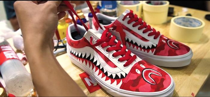 Custom giày đang là xu hướng được giới trẻ ưa chuộng, nhưng cũng tồn tại nhiều hệ lụy. Custom giày đang là xu hướng được giới trẻ ưa chuộng, nhưng cũng tồn tại nhiều hệ lụy.