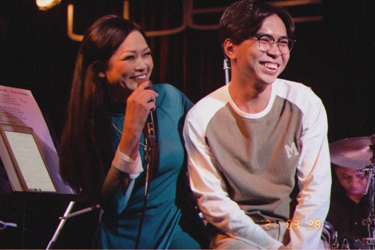 Hai nghệ sĩ có những khoảnh khắc giao lưu thú vị trên sân khấu Hai nghệ sĩ có những khoảnh khắc giao lưu thú vị trên sân khấu