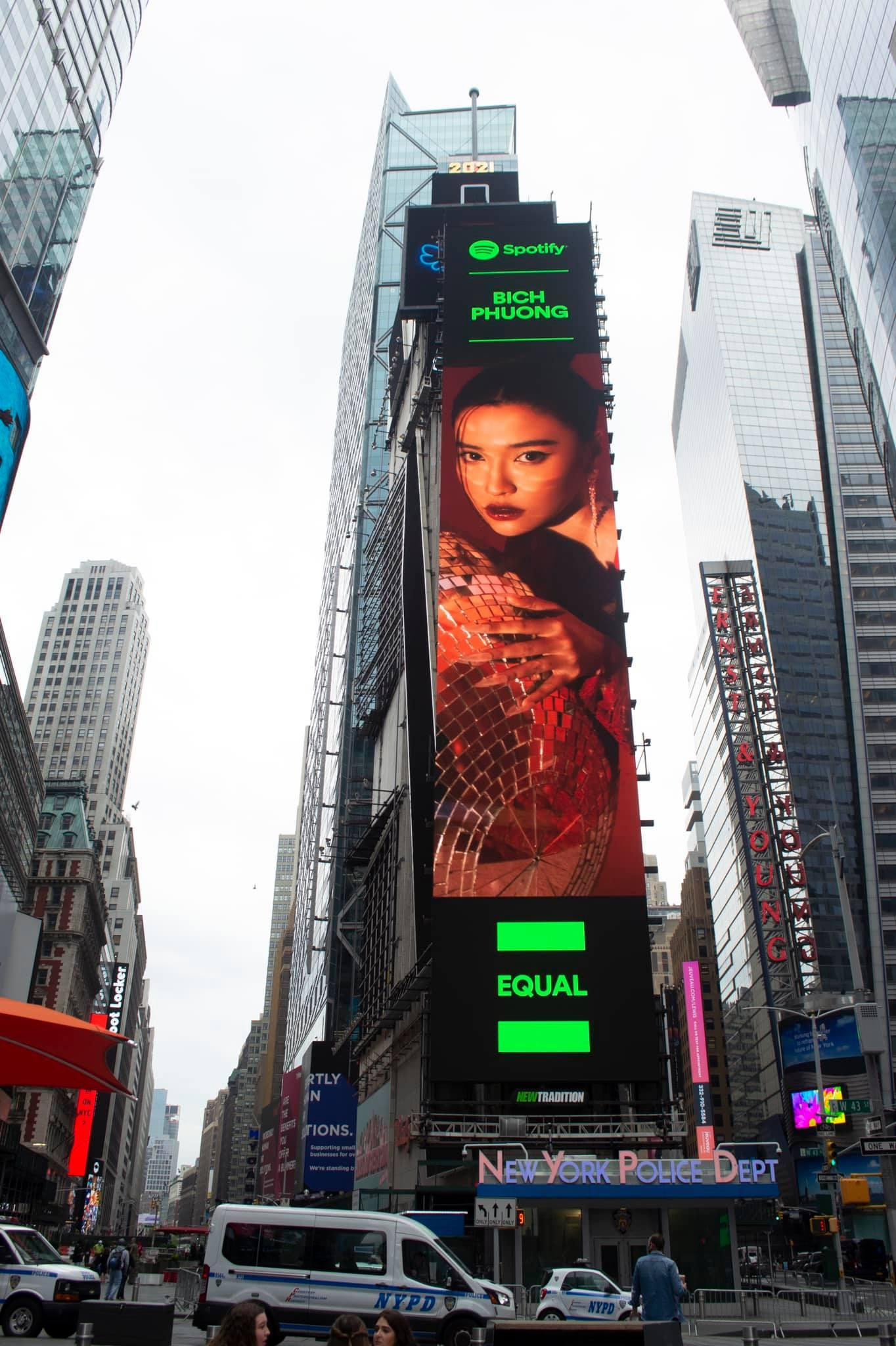 Hình ảnh Bích Phương xuất hiện đầy xinh đẹp và tự hào trên Billboard ở Quảng trường Thời Đại (Mỹ)