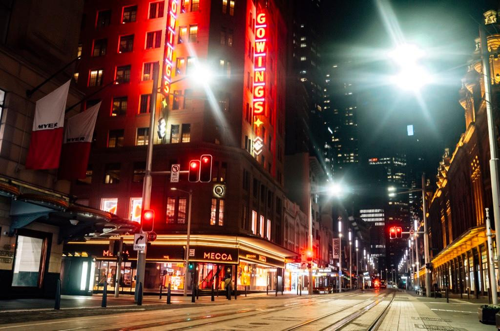 Khu vực George Street dù chỉ mới 6h30 tối nhưng đã không còn ai qua lại.