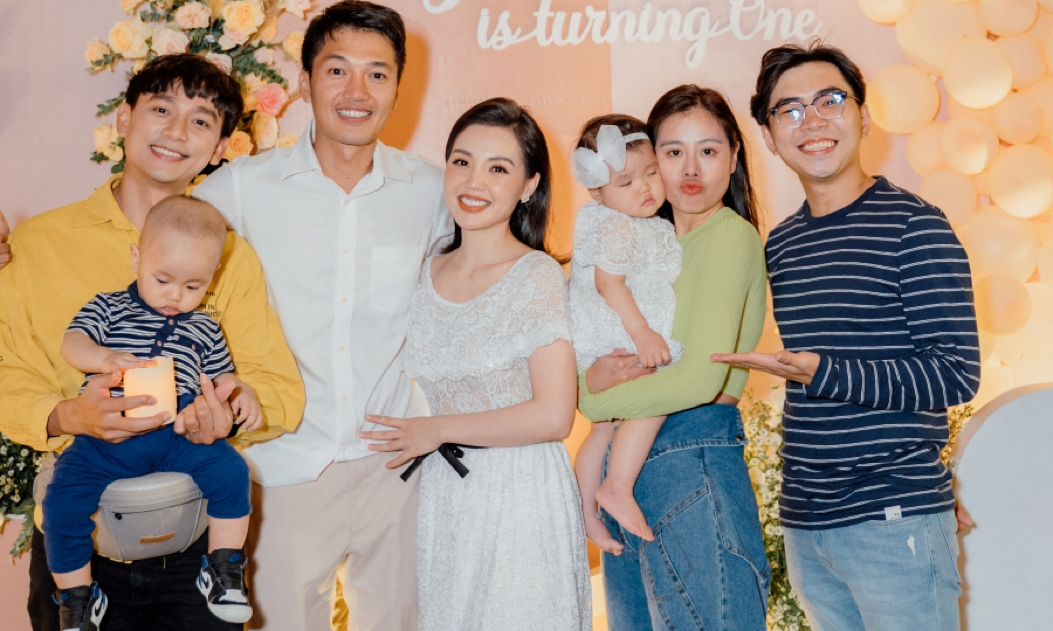 Minh Dự và Nam Thư "so kè" độ dễ thương bên bé Gạo Minh Dự và Nam Thư "so kè" độ dễ thương bên bé Gạo