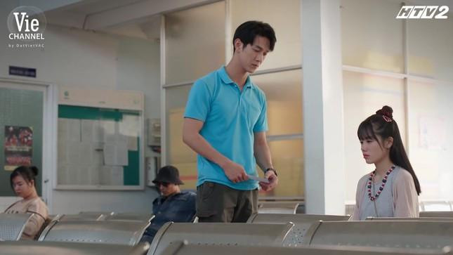 Song Luân và Trâm Anh trong một cảnh phim.