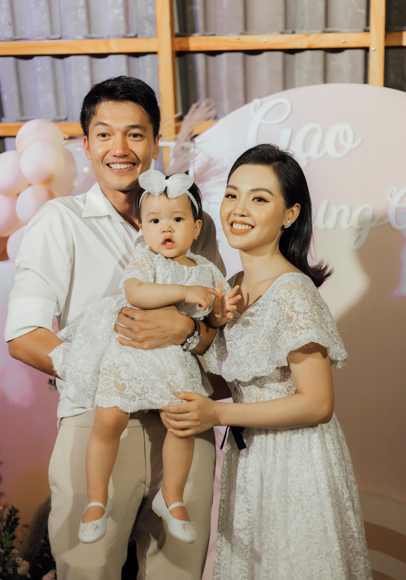 Quang Tuấn - Linh Phi hạnh phúc bên con gái nhỏ Quang Tuấn - Linh Phi hạnh phúc bên con gái nhỏ