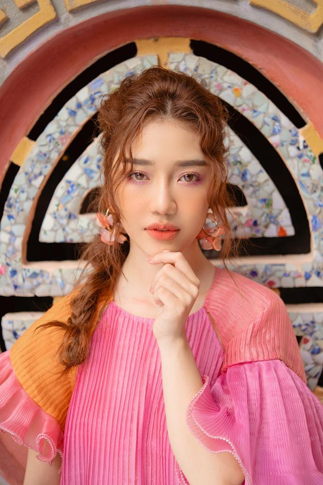 Hoàng Duyên có màn debut sáng giá với Chàng trai sơ mi hồng, Sài Gòn đau lòng quá. Hoàng Duyên có màn debut sáng giá với Chàng trai sơ mi hồng, Sài Gòn đau lòng quá.