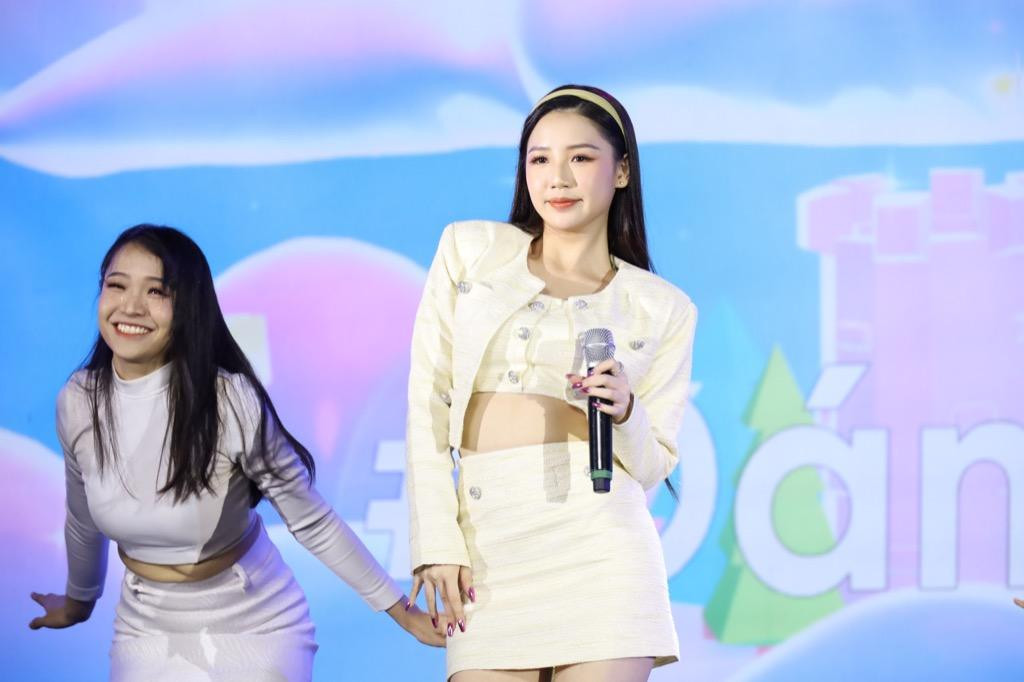 AMEE xinh đẹp, tươi tắn trên sân khấu