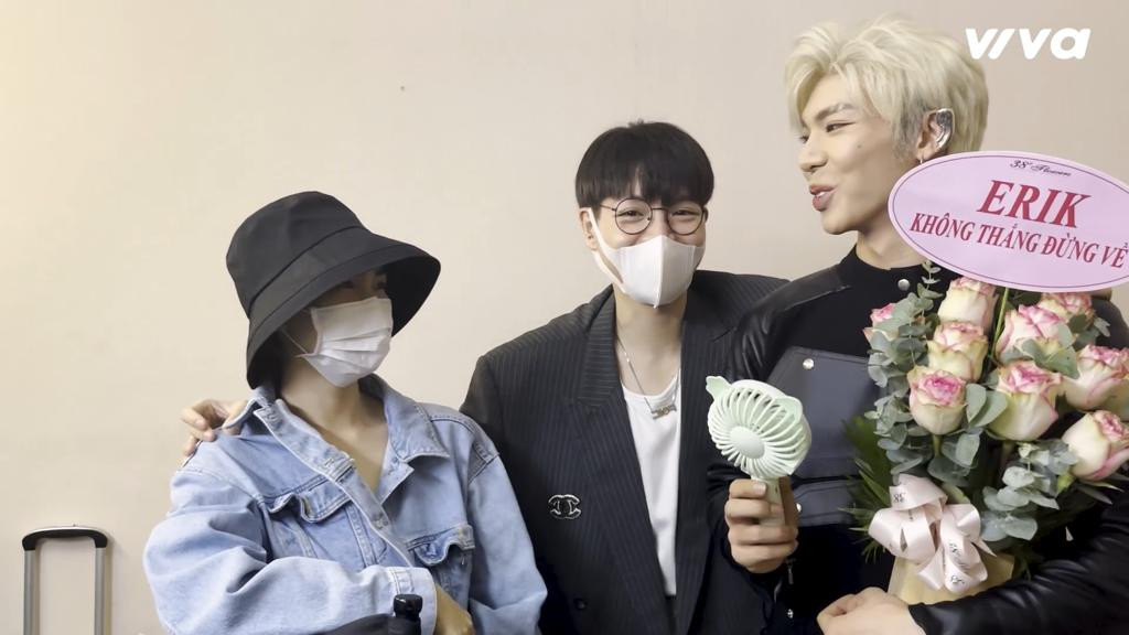 Erik vui mừng khi được Hoà Minzy và Đức Phúc đến tận nơi động viên tinh thần