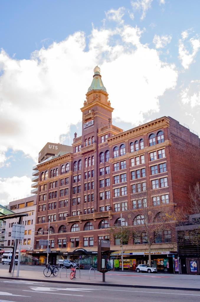 Quang cảnh vắng lặng trước một trường học khi lệnh phong toả được áp dụng.