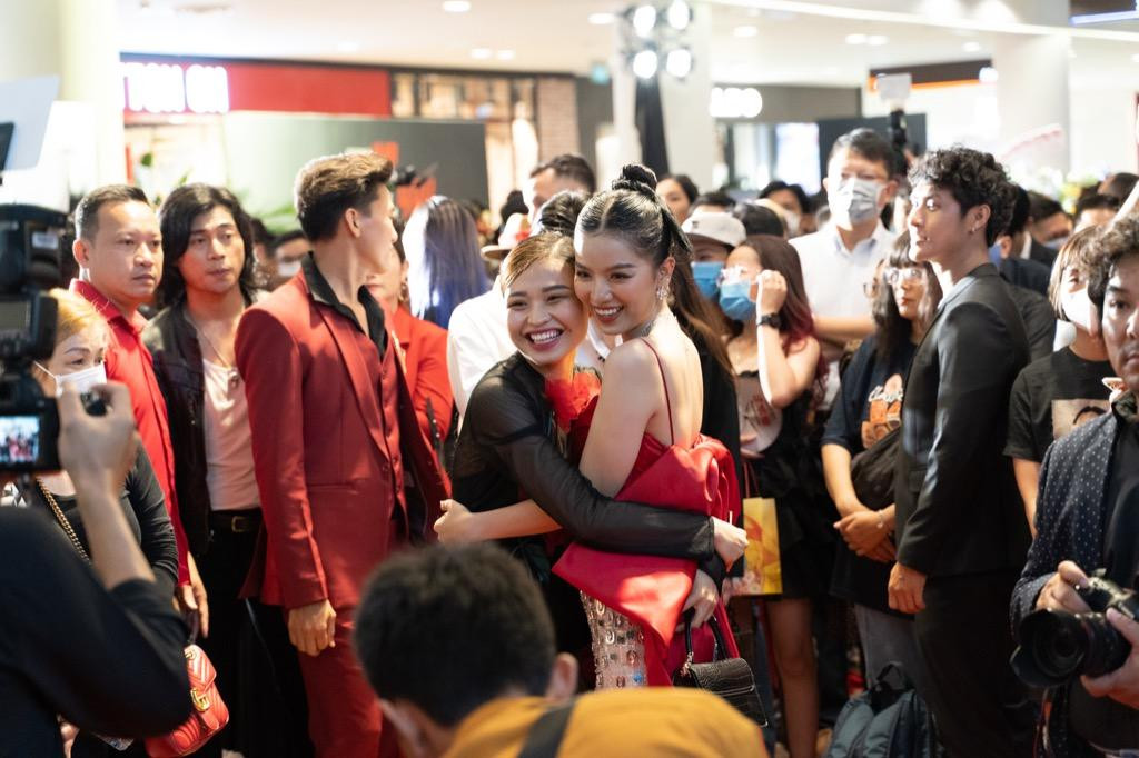 Hạ Anh và Lê Lộc thân thiết tại sự kiện Hạ Anh và Lê Lộc thân thiết tại sự kiện