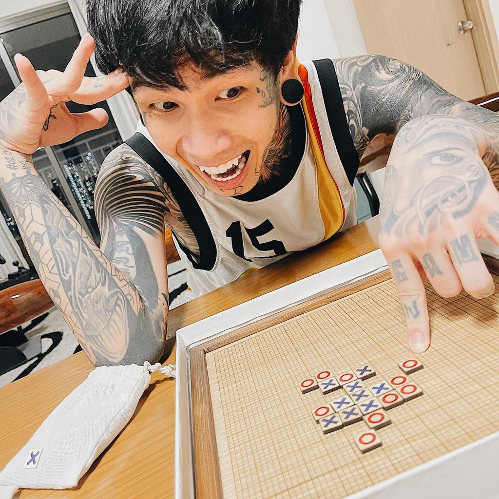 Dế Choắt tìm niềm vui đơn giản bằng việc chơi ca-rô... Dế Choắt tìm niềm vui đơn giản bằng việc chơi ca-rô...