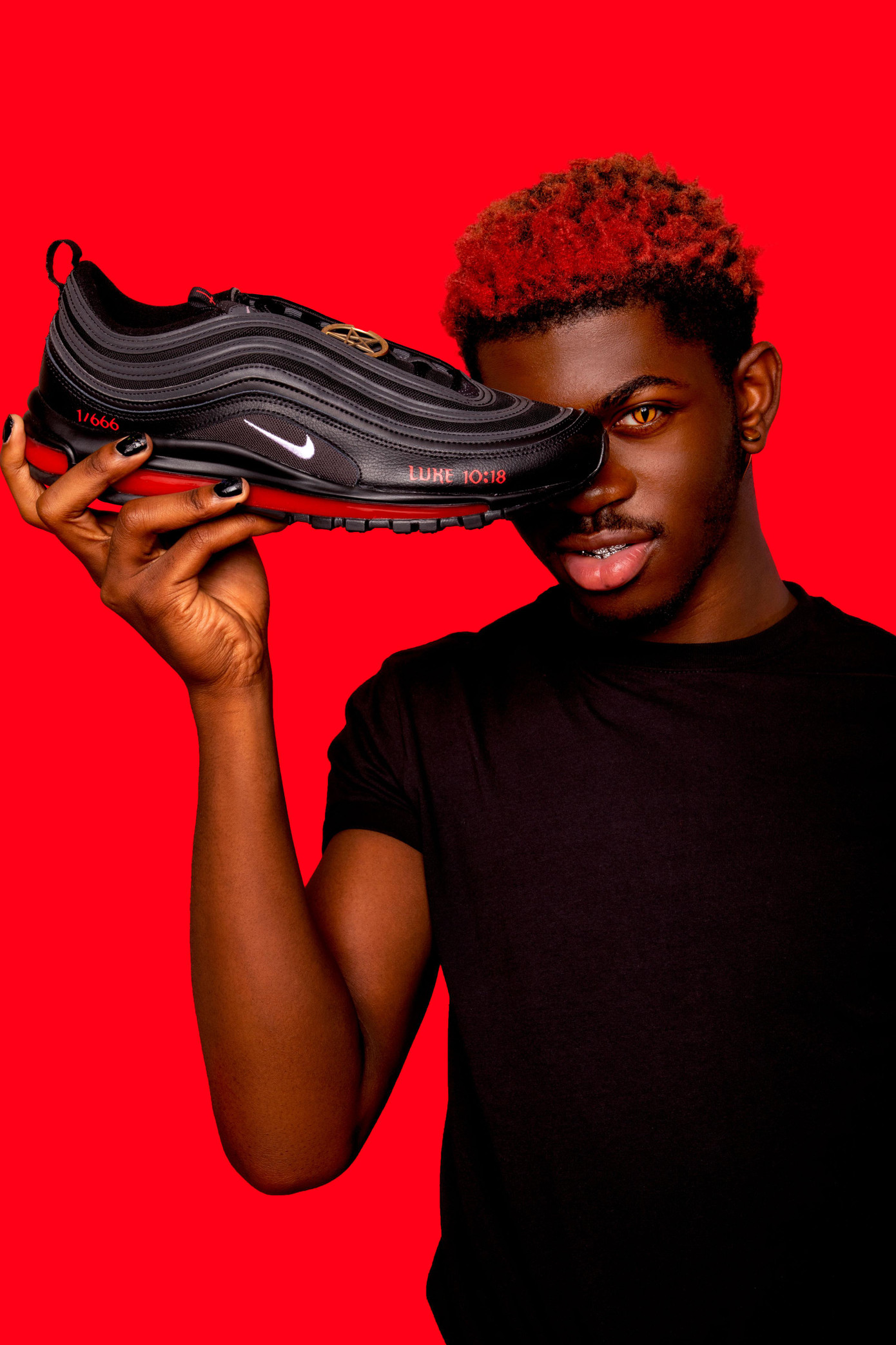 Lil Nas X bên cạnh mẫu giày Satan Shoes gây tranh cãi. Lil Nas X bên cạnh mẫu giày Satan Shoes gây tranh cãi.