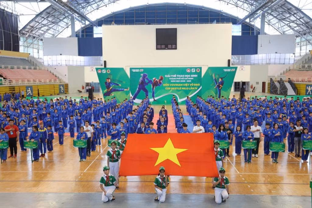 Các em học sinh thực hiện nghi lễ chào cờ tại buổi khai mạc giải đấu