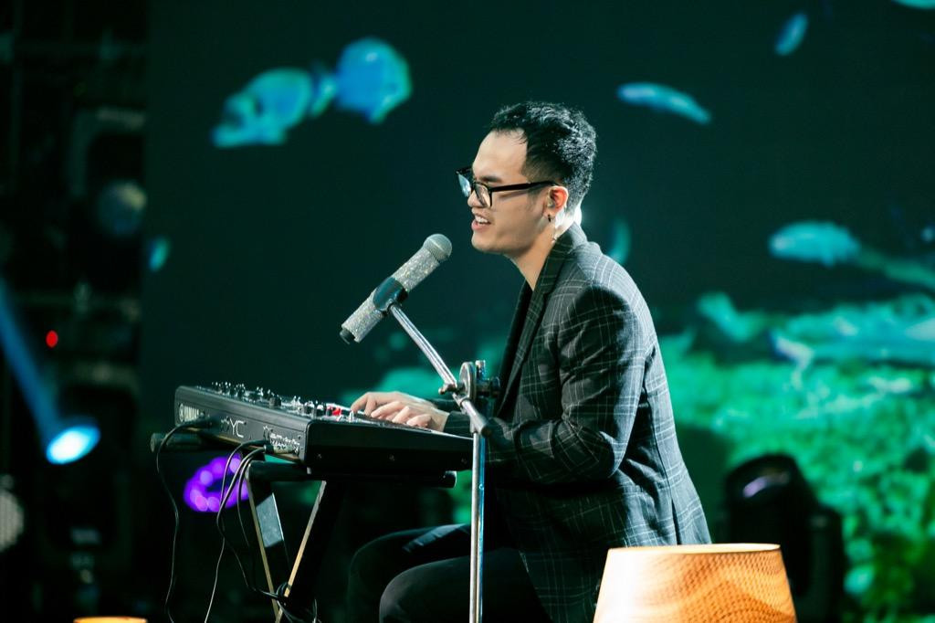 Master Khắc Hưng trợ diễn cho Mỹ Anh Master Khắc Hưng trợ diễn cho Mỹ Anh