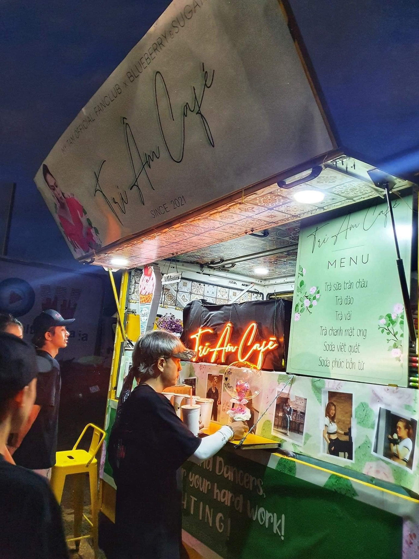 Chiếc xe thức uống còn được dán biểu ngữ nhắn nhủ ê-kíp hãy cùng cố gắng. Chiếc xe thức uống còn được dán biểu ngữ nhắn nhủ ê-kíp hãy cùng cố gắng.