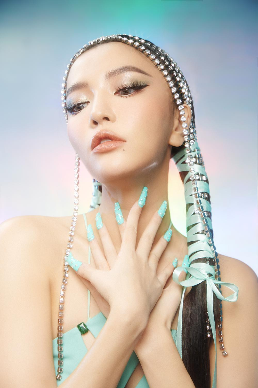 Tạo hình mới lạ của Bích Phương trong lần trở lại này. Tạo hình mới lạ của Bích Phương trong lần trở lại này.