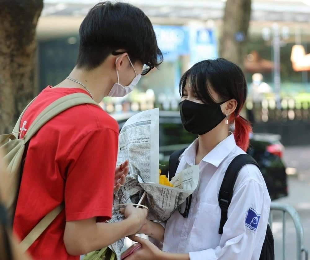 Tại điểm thi THPT Phan Đình Phùng (Hà Nội), một nữ thí sinh cũng được bạn chờ đón và tặng hoa sau khi hoàn thành buổi thi (Ảnh: Trường Người Ta) Tại điểm thi THPT Phan Đình Phùng (Hà Nội), một nữ thí sinh cũng được bạn chờ đón và tặng hoa sau khi hoàn thành buổi thi (Ảnh: Trường Người Ta)