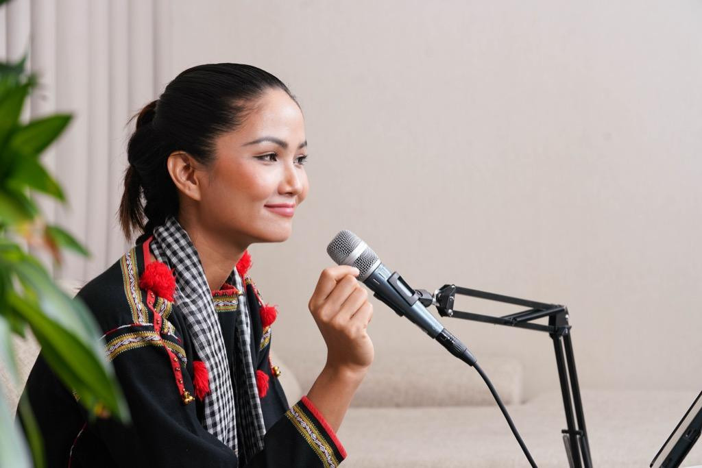 Hoa hậu H'Hen Niê xuất hiện trên livestream với hình ảnh gần gũi thường thấy. Hoa hậu H'Hen Niê xuất hiện trên livestream với hình ảnh gần gũi thường thấy.