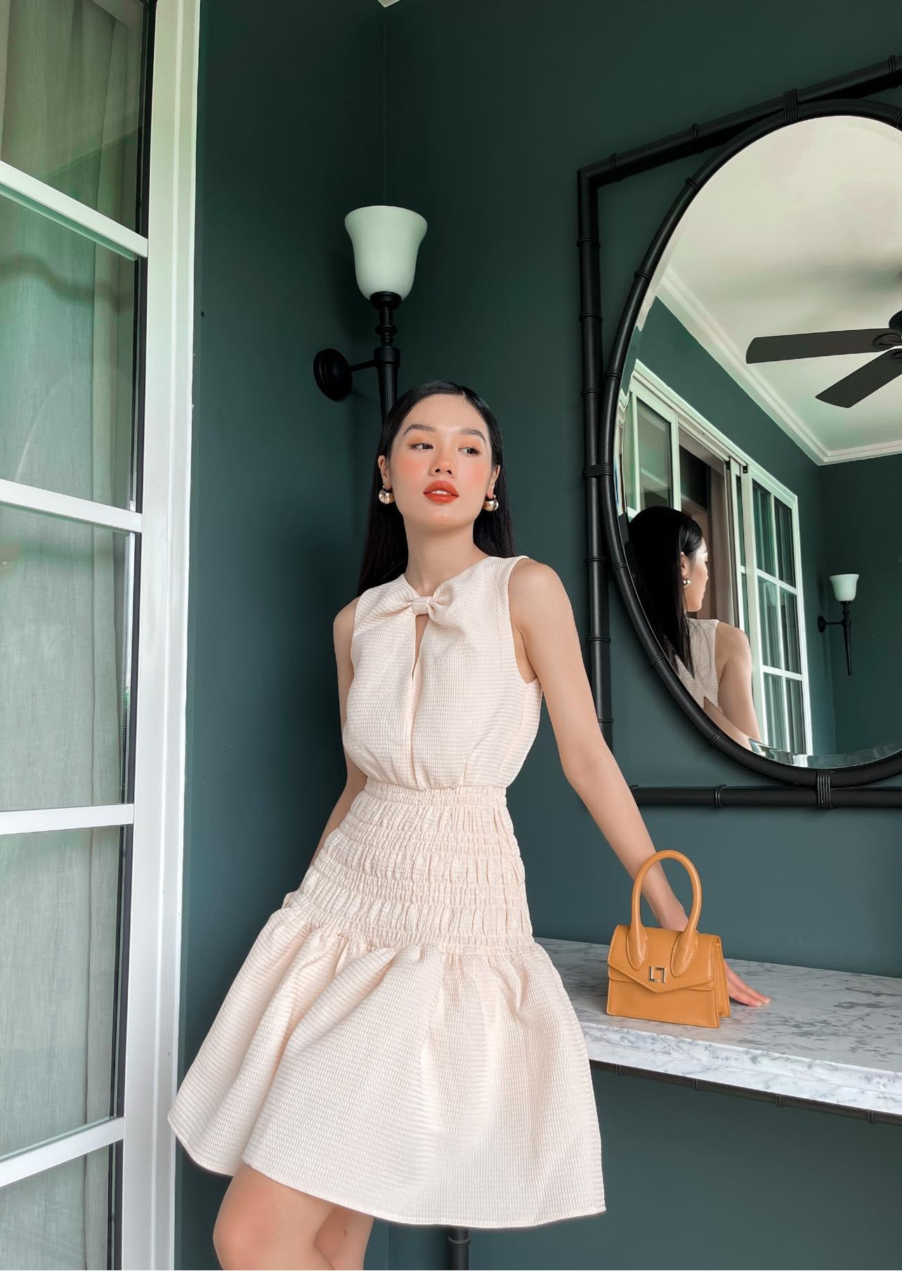 Ngoài đời, cô cũng sở hữu gout thời trang thanh lịch, nữ tính