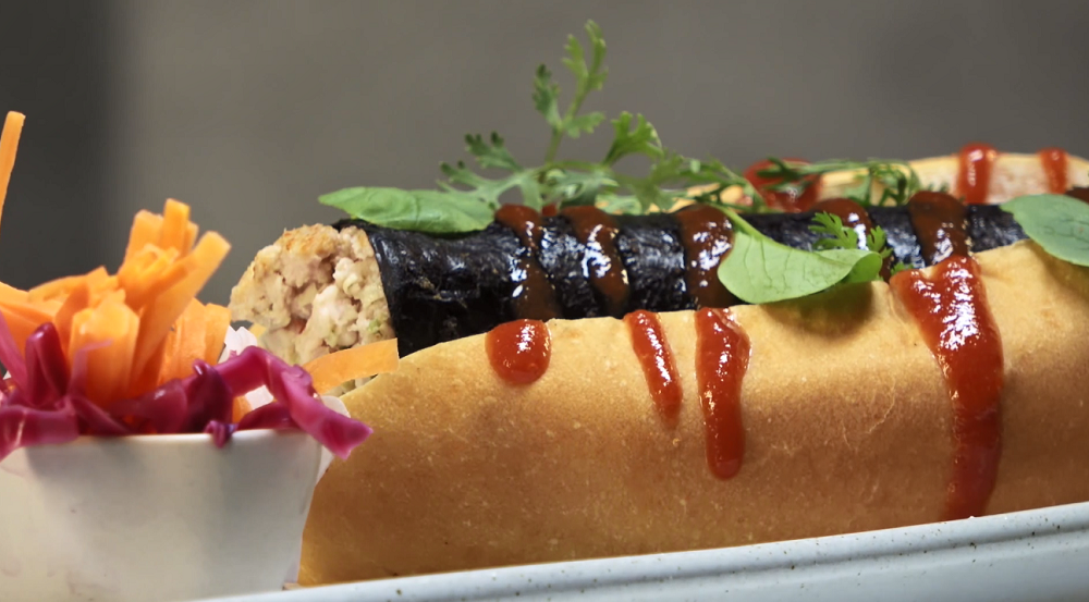 Sandwich xúc xích kiểu Thái - biến tấu món bánh mì hot dog quen thuộc.
