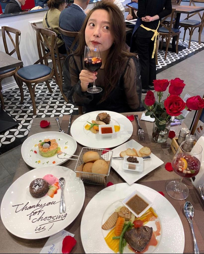 Cô nàng từng tốt nghiệp Cử nhân bằng giỏi Đại học Hàng Hải khoa Logistics Cô nàng từng tốt nghiệp Cử nhân bằng giỏi Đại học Hàng Hải khoa Logistics