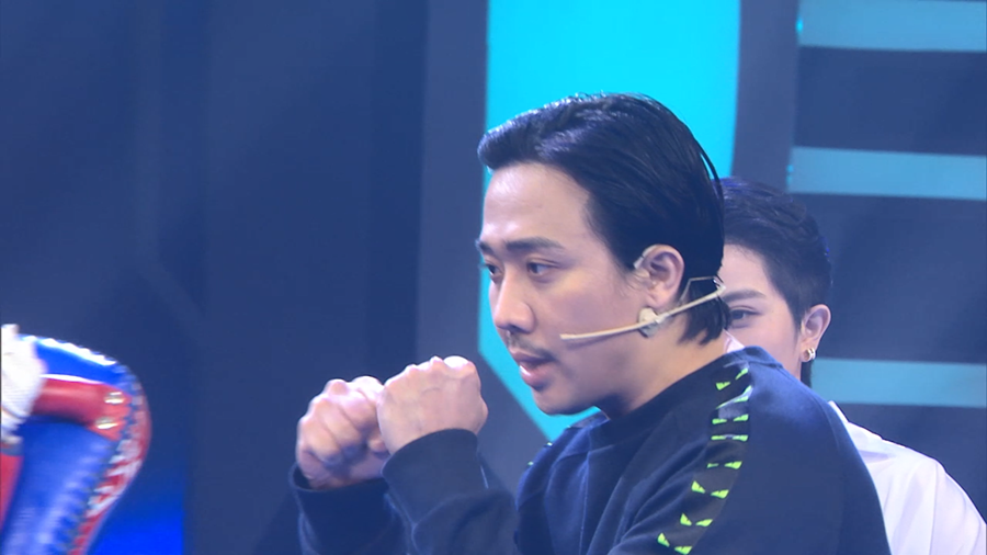 Trấn Thành thực hành thế võ ngay trên sân khấu