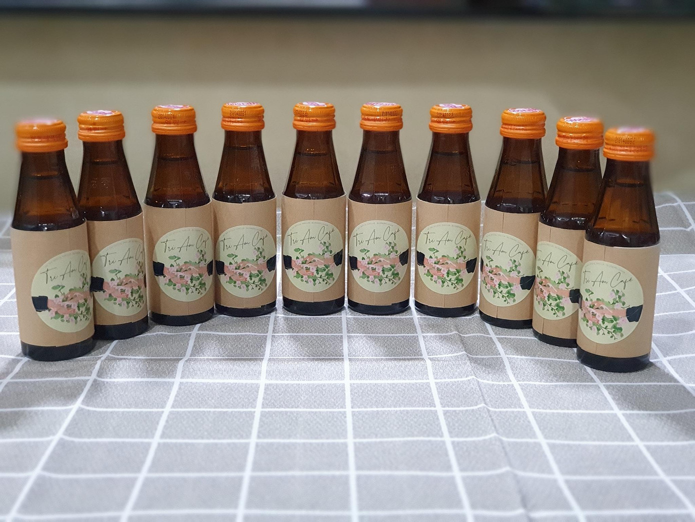 Hơn 100 chai nước tăng lực sẵn sàng tiếp thêm năng lượng cho ê-kíp. Hơn 100 chai nước tăng lực sẵn sàng tiếp thêm năng lượng cho ê-kíp.