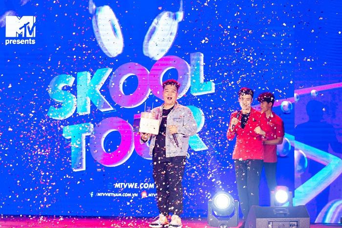 Khoảnh khắc chúc mừng sinh nhật đầy hạnh phúc của nam rapper Khoảnh khắc chúc mừng sinh nhật đầy hạnh phúc của nam rapper