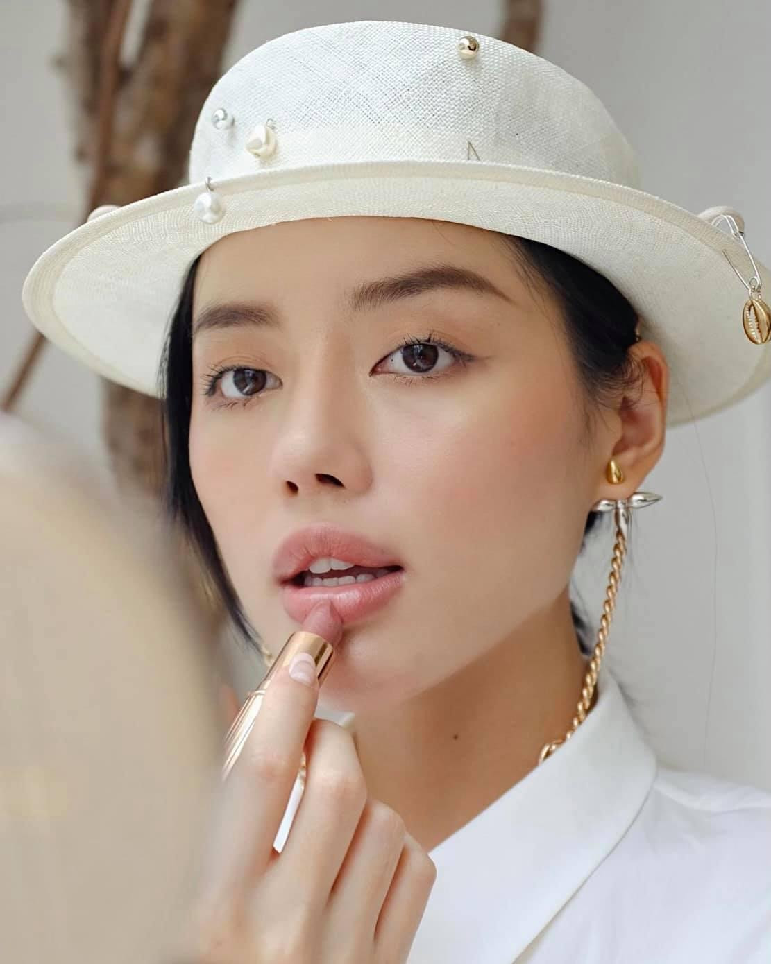 "Cô em trendy" Khánh Linh được yêu thích qua những vlog về chủ đề thời trang. "Cô em trendy" Khánh Linh được yêu thích qua những vlog về chủ đề thời trang.