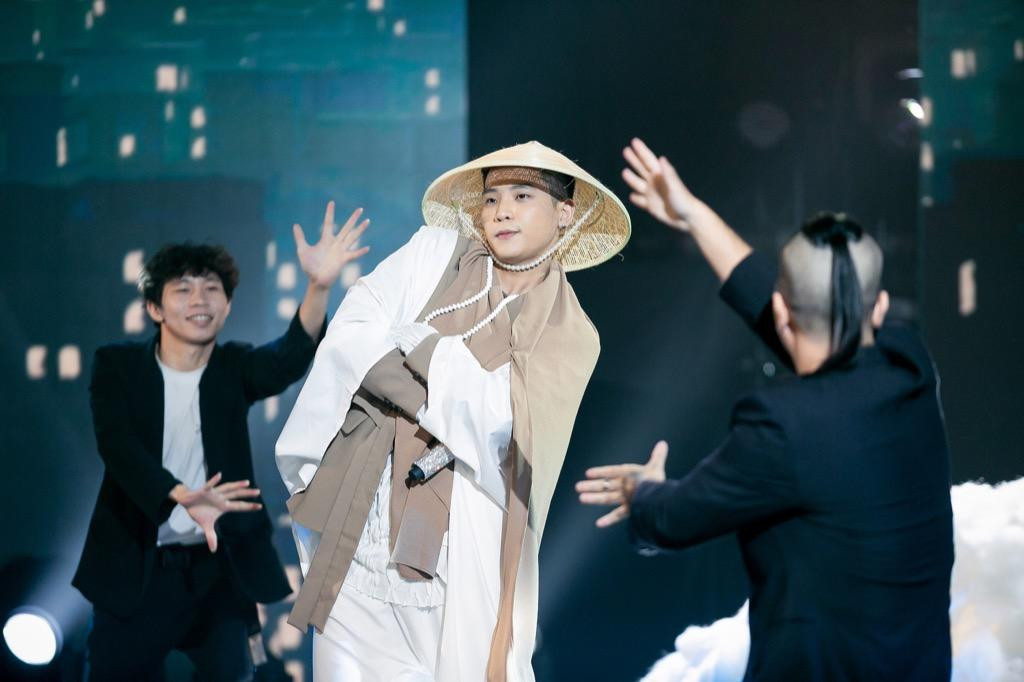 Quân A.P với tạo hình "ông Bụt" trên sân khấu Quân A.P với tạo hình "ông Bụt" trên sân khấu