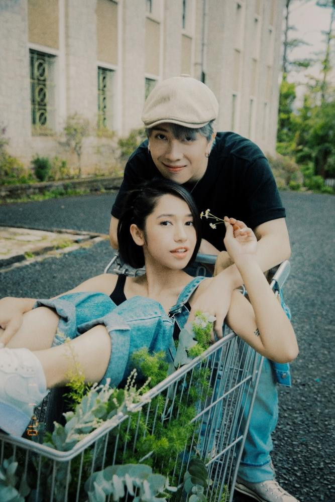 Nicky bên cạnh Klaudia Nicky bên cạnh Klaudia