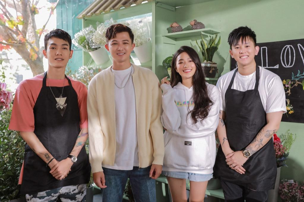 B Ray (bìa phải) cũng góp mặt trong MV Mộng Mơ B Ray (bìa phải) cũng góp mặt trong MV Mộng Mơ