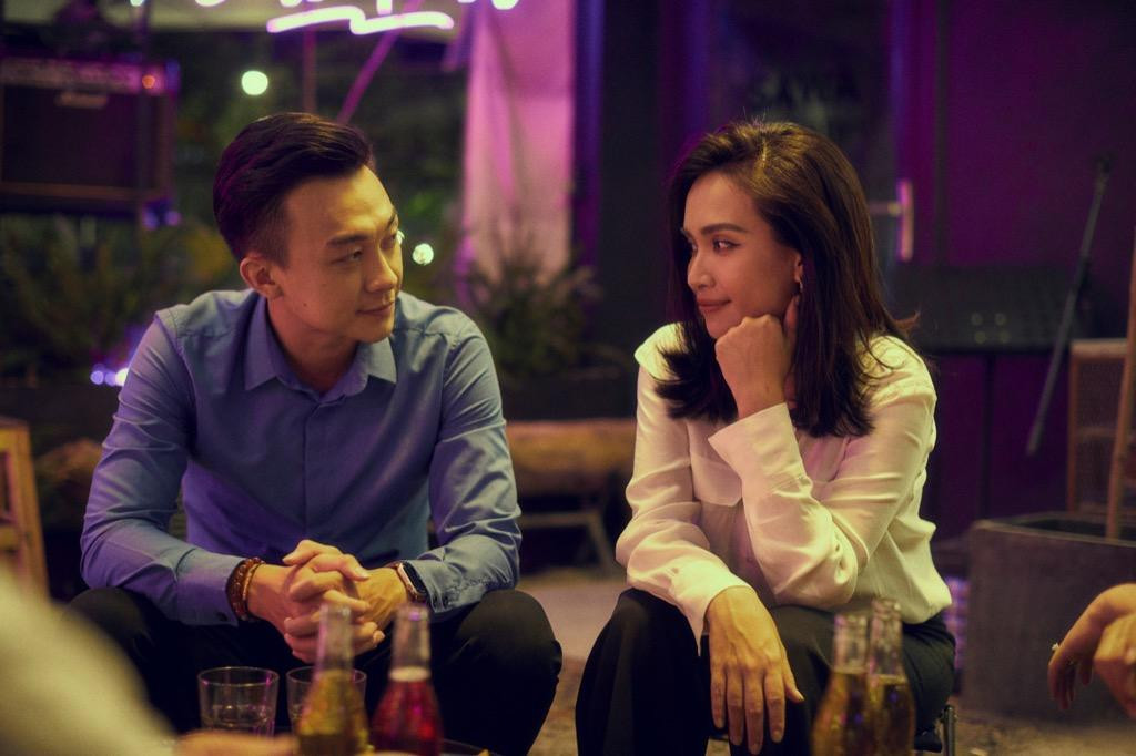 Ái Phương bên cạnh Phan Tô Ny Ái Phương bên cạnh Phan Tô Ny