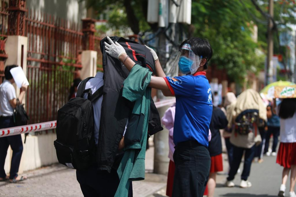 Thành viên của đội tiếp sức mùa thi choàng áo cho một sĩ tử - Ảnh: Dân Trí. Thành viên của đội tiếp sức mùa thi choàng áo cho một sĩ tử - Ảnh: Dân Trí.