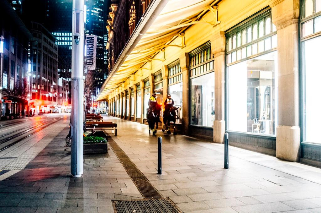 Để luôn đảm bảo an toàn cho người dân, cảnh sát vẫn đi tuần tra bằng ngựa vào buổi tối.