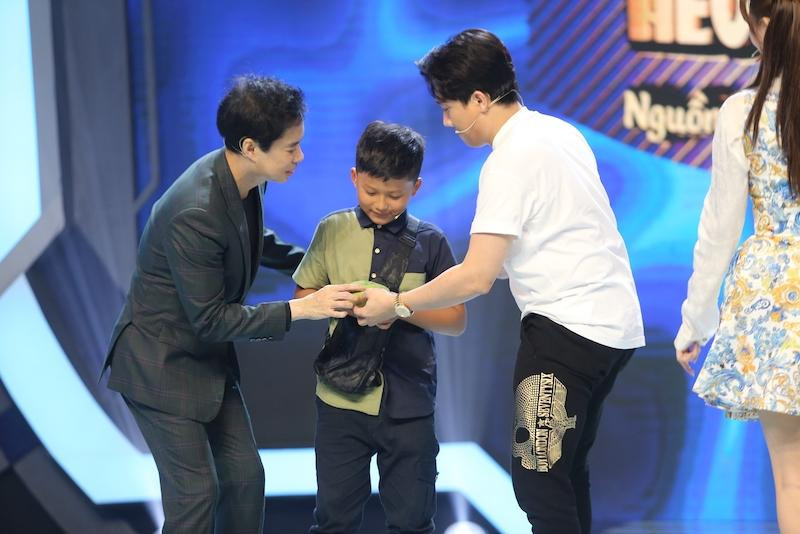 Tuấn Kiệt trong màn trình diễn bách phát bách trúng chỉ với cây ná. Tuấn Kiệt trong màn trình diễn bách phát bách trúng chỉ với cây ná.