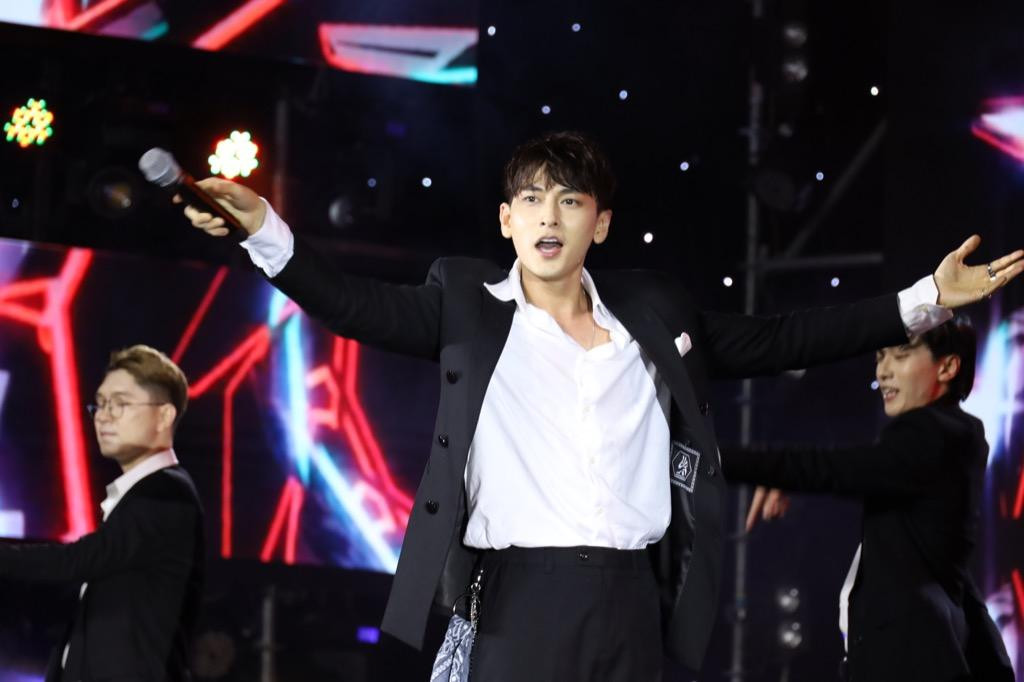 Isaac trình diễn nhiệt tình, vẻ ngoài phong độ làm "xiêu đổ" nhiều fangirl