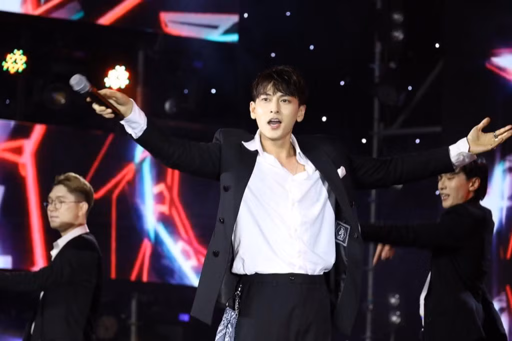 Isaac trình diễn nhiệt tình, vẻ ngoài phong độ làm "xiêu đổ" nhiều fangirl