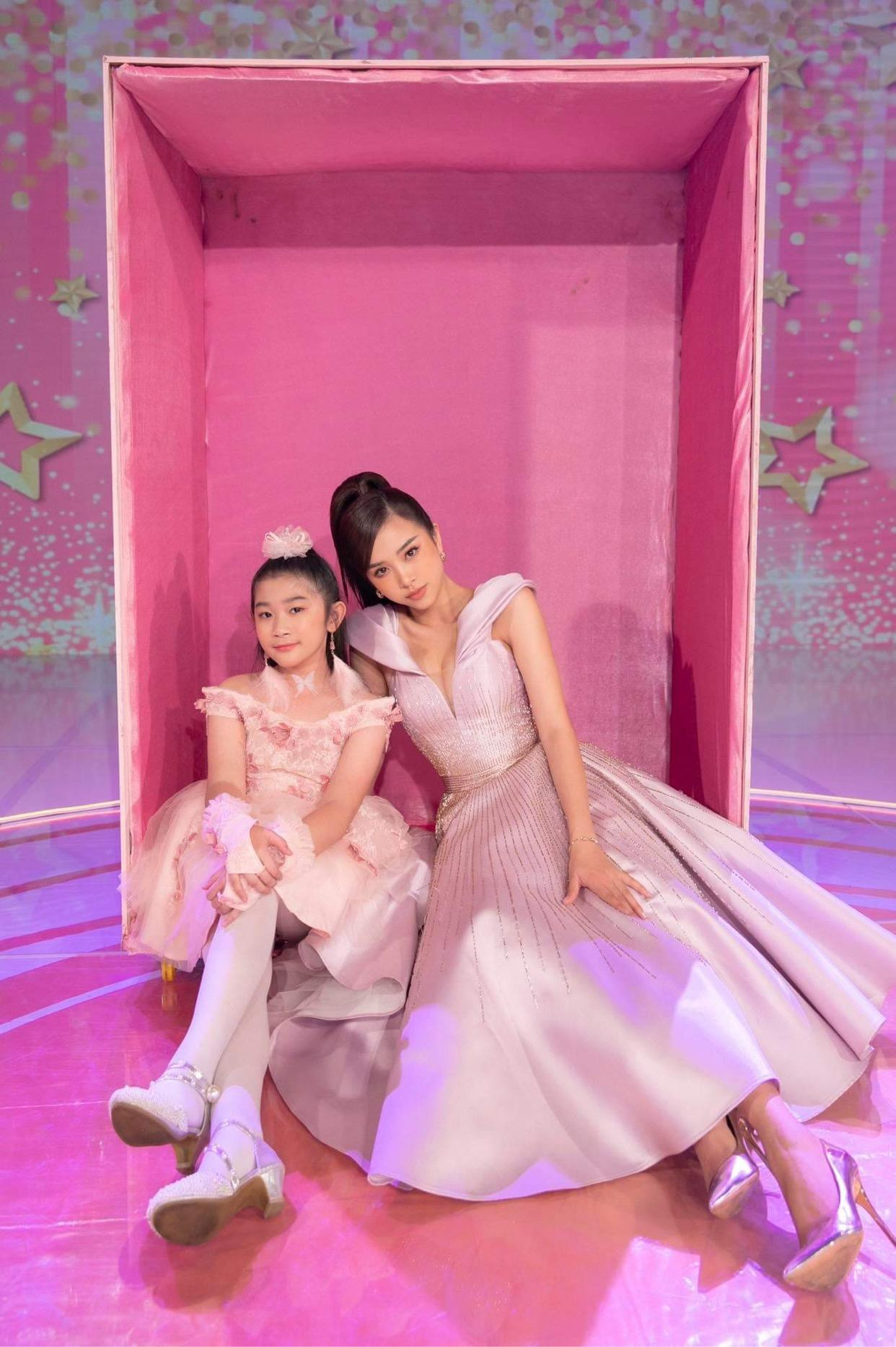 Á hậu Thúy An và thí sinh trong phần thị chụp ảnh. Á hậu Thúy An và thí sinh trong phần thị chụp ảnh.