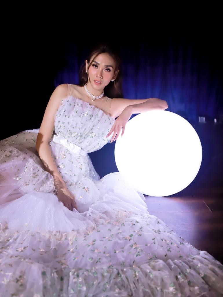 Tạo hình tiên nữ của siêu mẫu Võ Hoàng Yến trong MV.